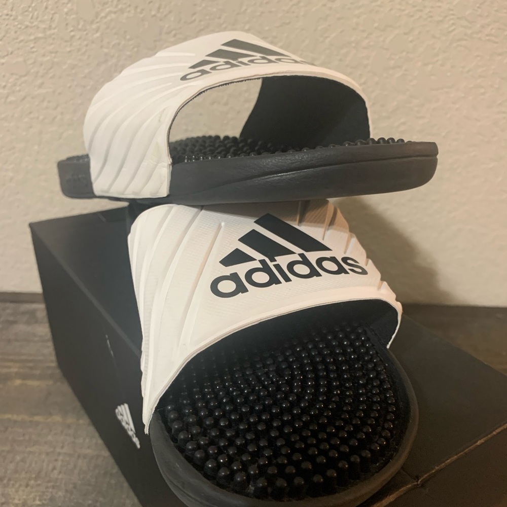 Adidas Voloossage Slides size 9 White Black Athletic Sandals AQ5907 Womens
